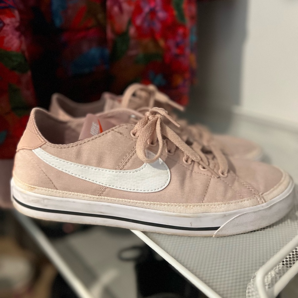 Nike women’s sneakers size 9. Super cute!